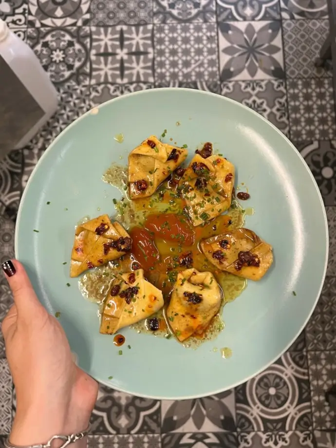 Krožnik s svežimi domačimi ravioli s rumenjakom in omako.