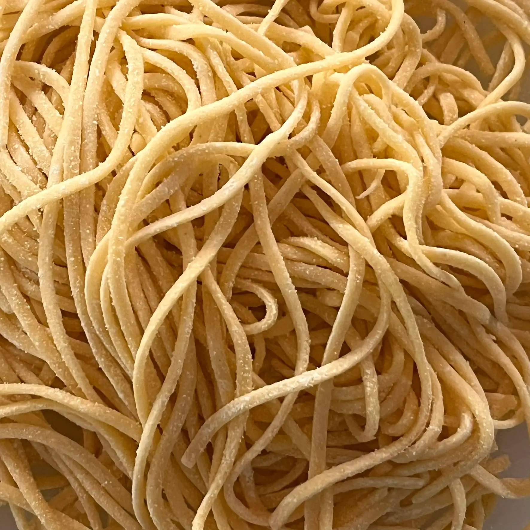 Sveži domači jajčni jušni rezanci.