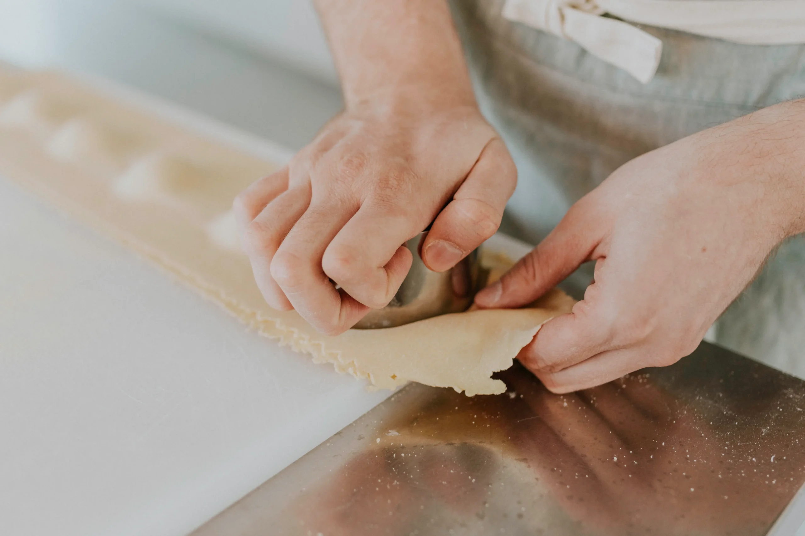 Ročna izdelava svežih testenin, izdelovanje in oblikovanje testa za sveže raviole in torteline.