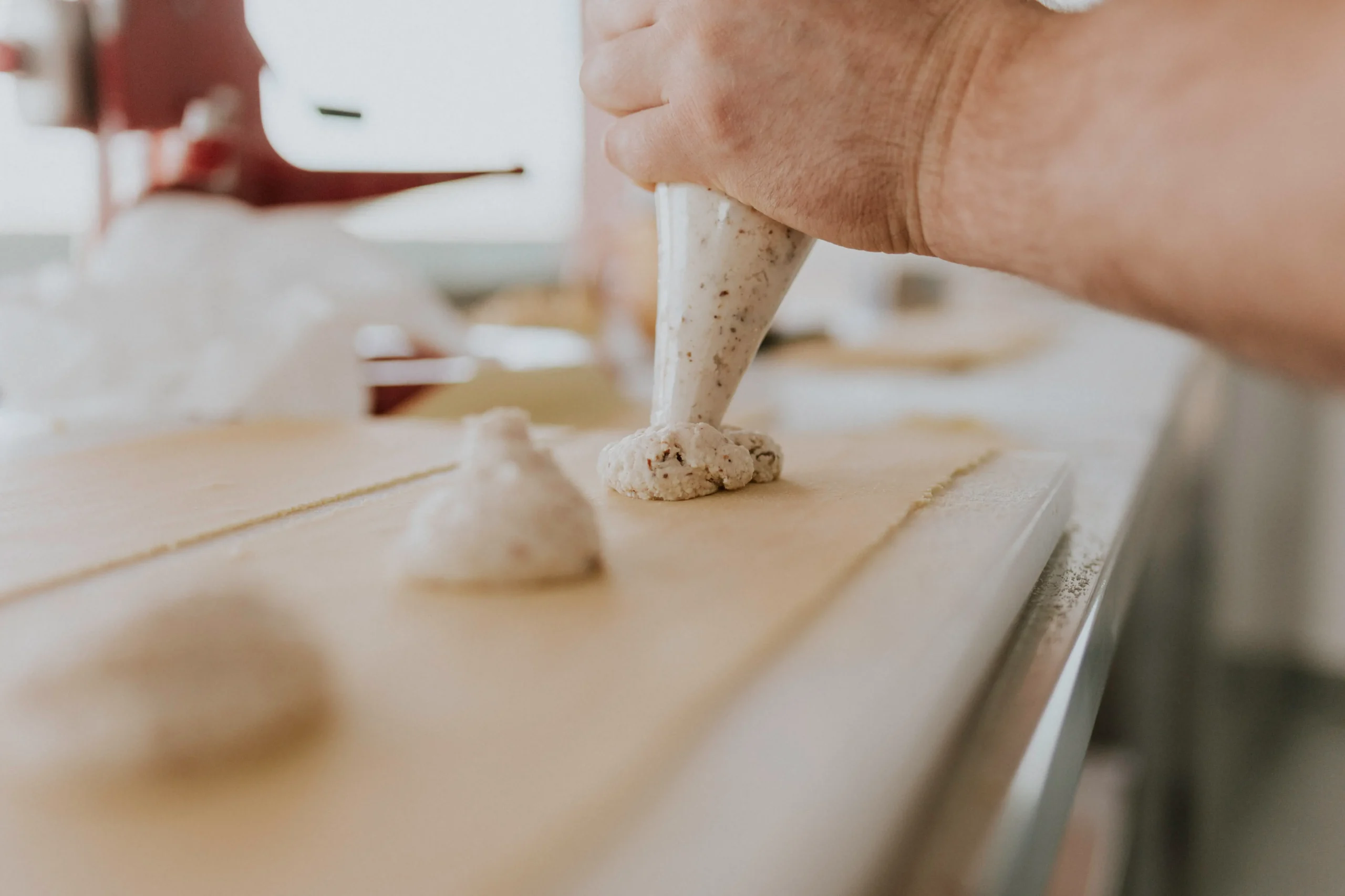 Ročna izdelava svežih testenin, polnjenje svežih raviolov in tortelinov.